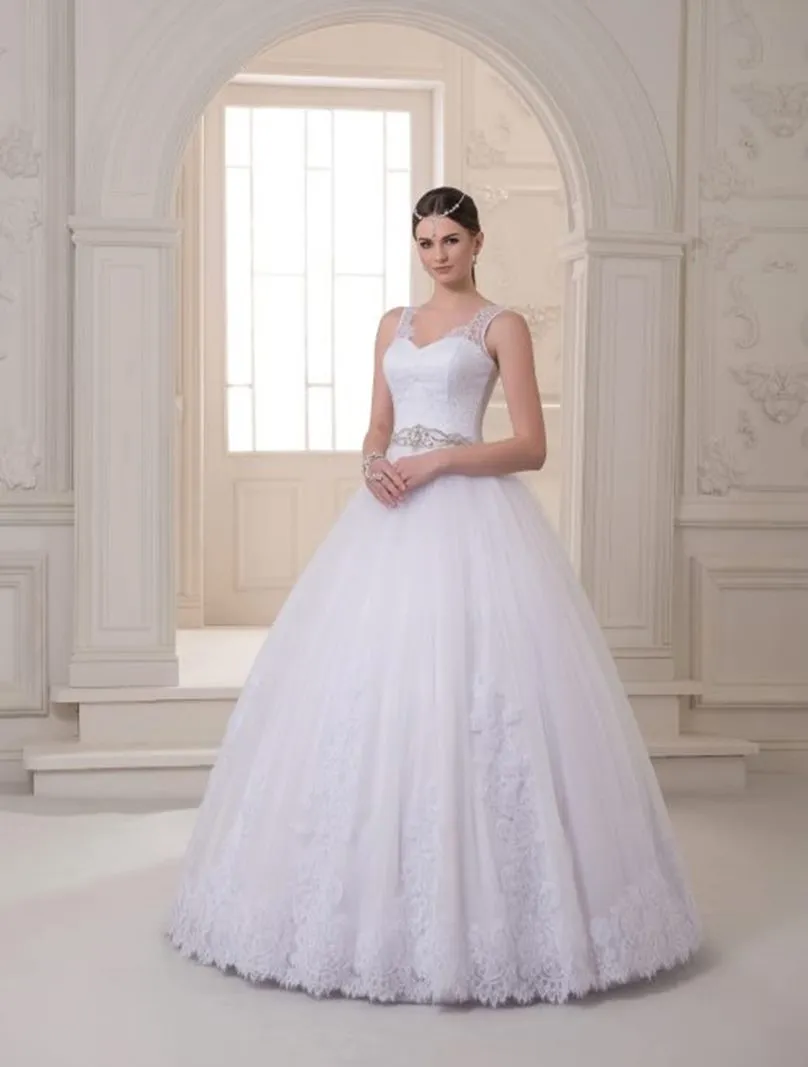 ---Alicante – Wedding dress trends 2021 princess style, made in tulle and satin with sweetheart neckline and straps--