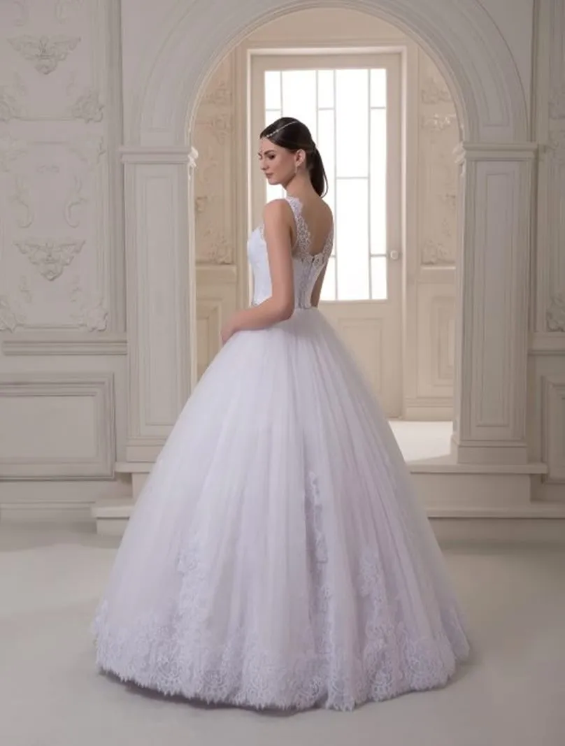 ---Alicante – Wedding dress trends 2021 princess style, made in tulle and satin with sweetheart neckline and straps--