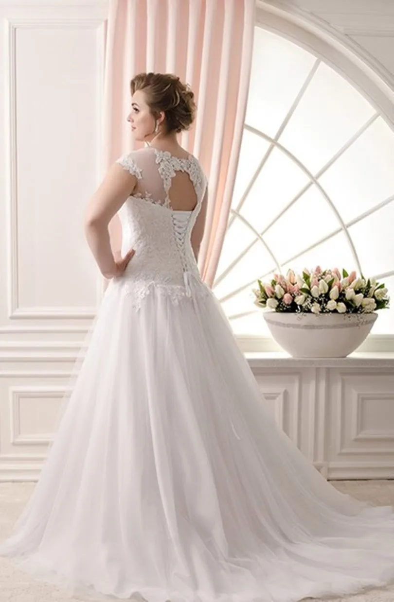 ---Astorga – Curvy bespoke lace wedding dress with wide tulle skirt and satin lining--