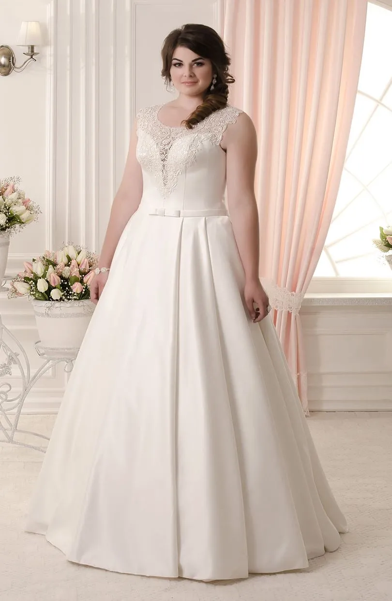 ---Avila – Classic wedding dress for plus size women in satin with lace appliqués 2021 collection--