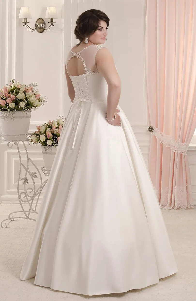 ---Avila – Classic wedding dress for plus size women in satin with lace appliqués 2021 collection--