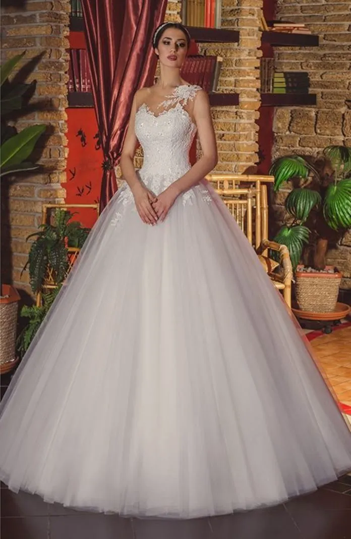 ---Original princess-style wedding dress with lace and beaded bodice, full tulle skirt--