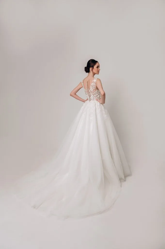 ---Romantic wedding dress with a voluminous A line skirt in tulle at an attractive price--