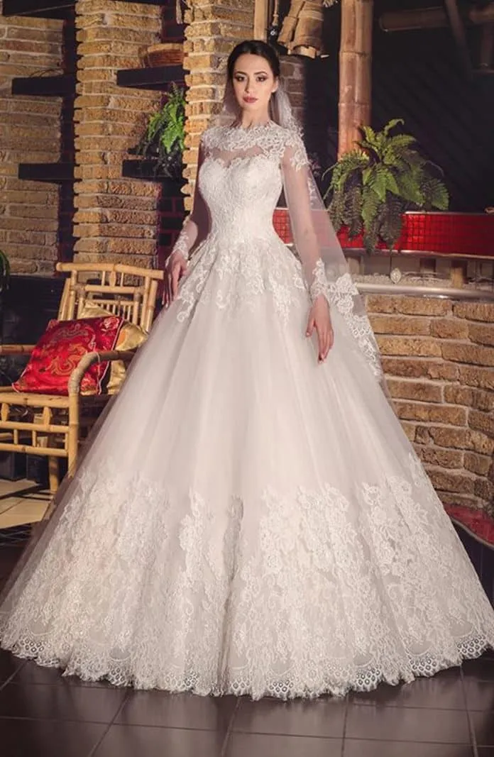 ---The most expensive wedding dress in the world discounted on Sposamore, full of lace and beading decorations this A line dress