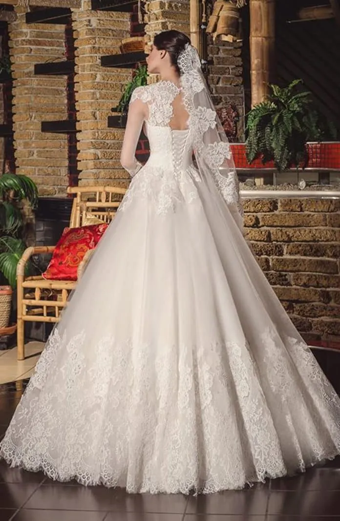 ---The most expensive wedding dress in the world discounted on Sposamore, full of lace and beading decorations this A line dress