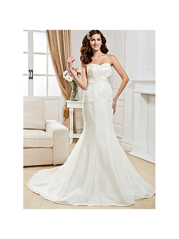 Abito da sposa a sirena con scollo a cuore e brillantini in vita