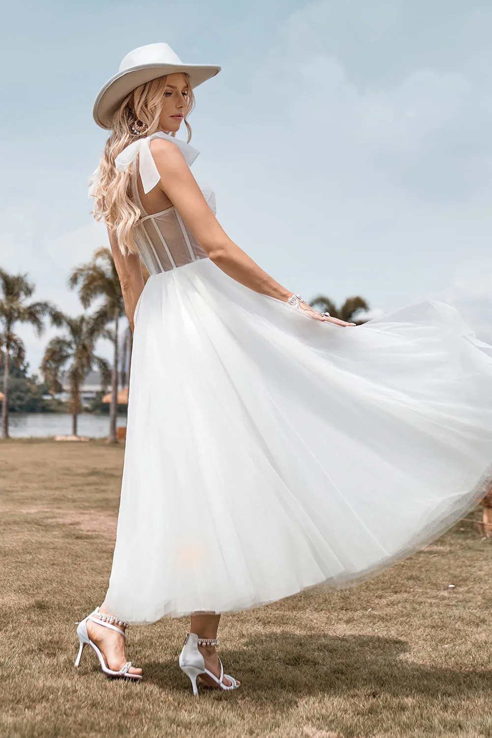 Abito da sposa linea A con corsetto in tulle avorio