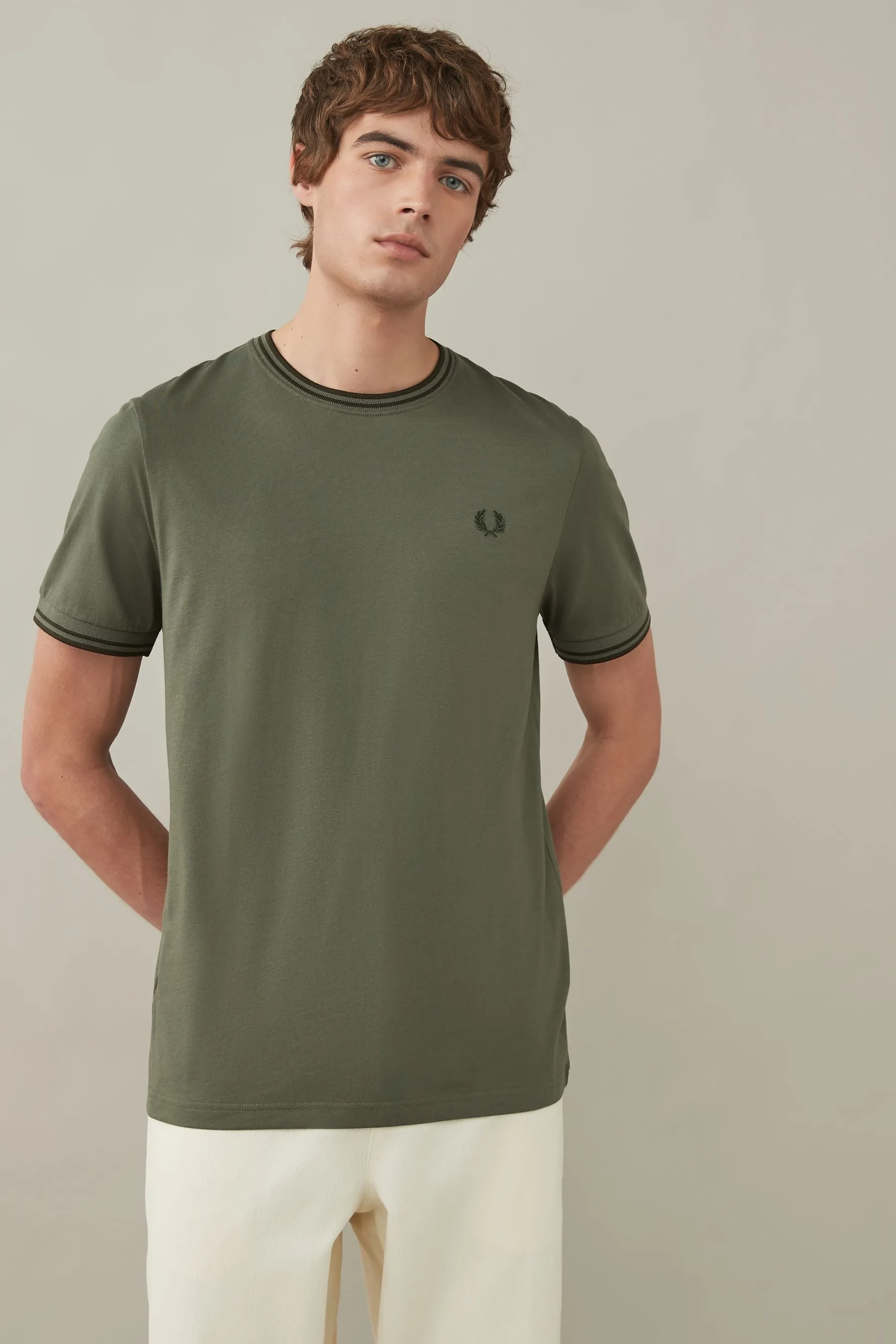 Fred Perry - T-shirt doppia con bordi a contrasto e logo