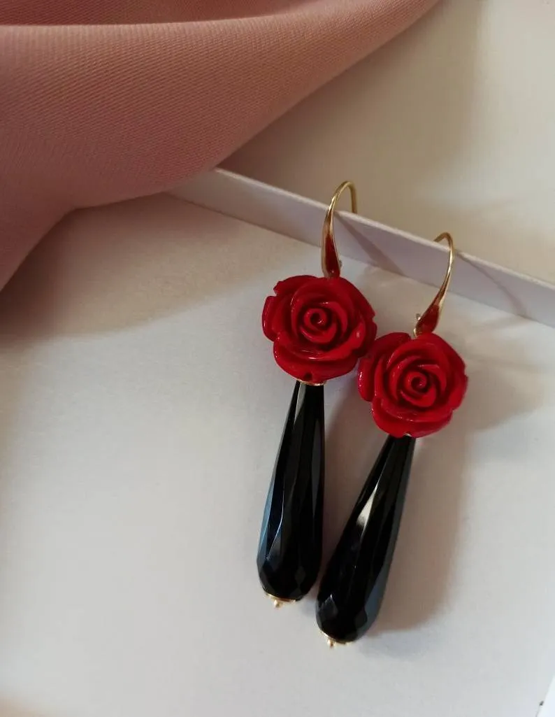 Orecchini a Goccia con Rose Rosse e Onice Nero