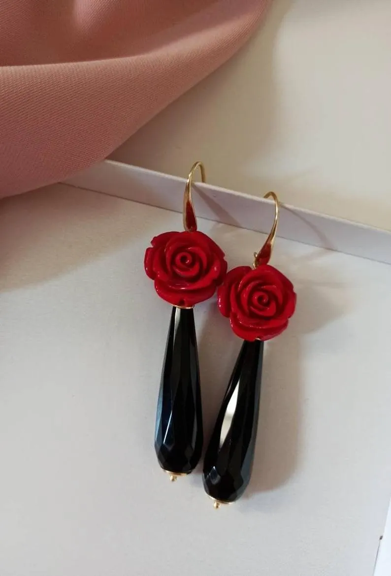 Orecchini a Goccia con Rose Rosse e Onice Nero