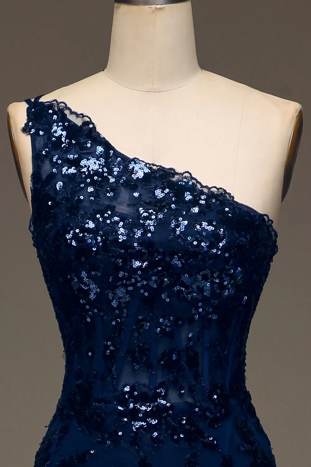 Sparkly Dark Navy Tiered Lace One Shoulder Abito da ballo lungo con fessura
