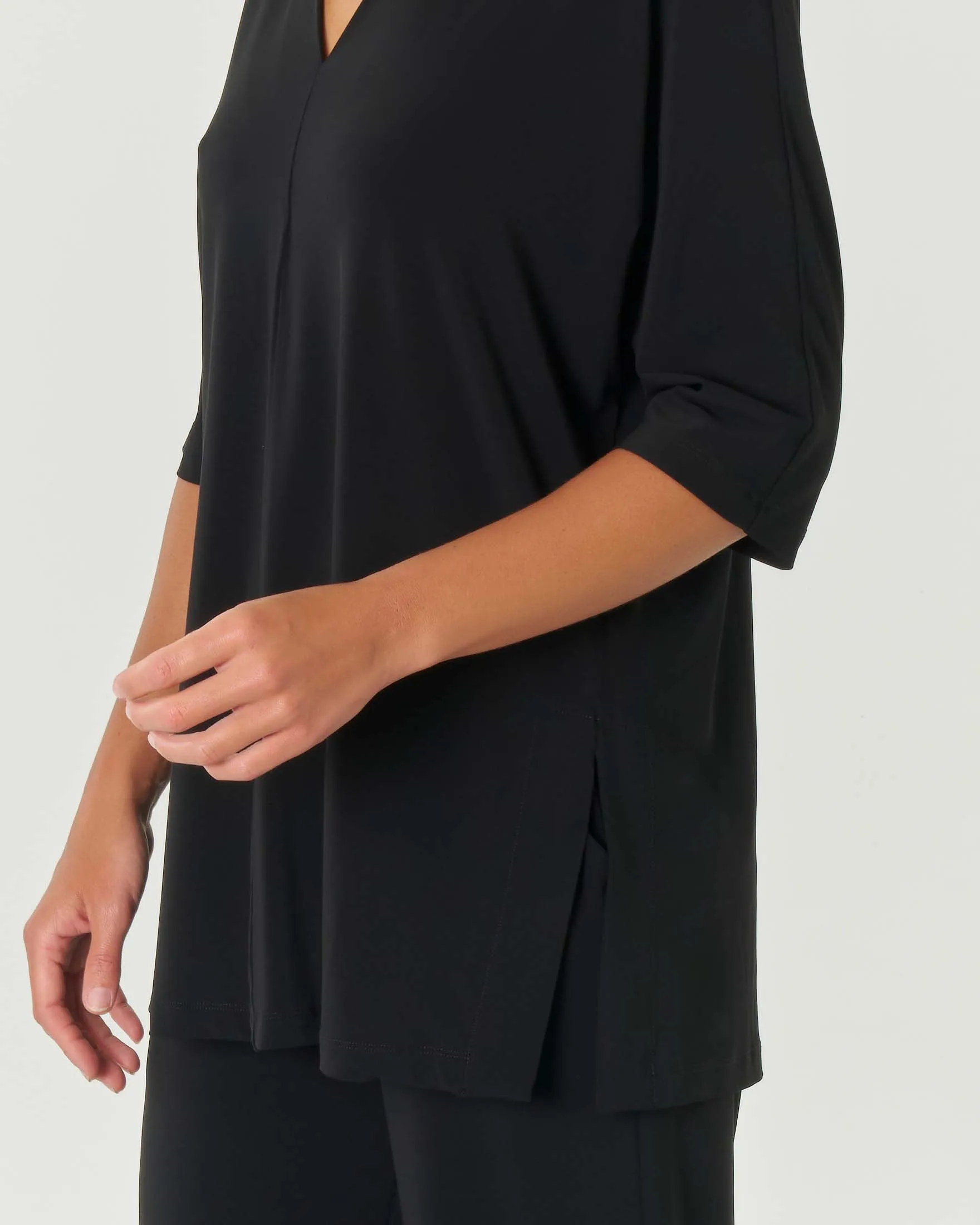 T-shirt nera over in jersey crêpe di viscosa stretch con scollo a V a maniche tre quarti